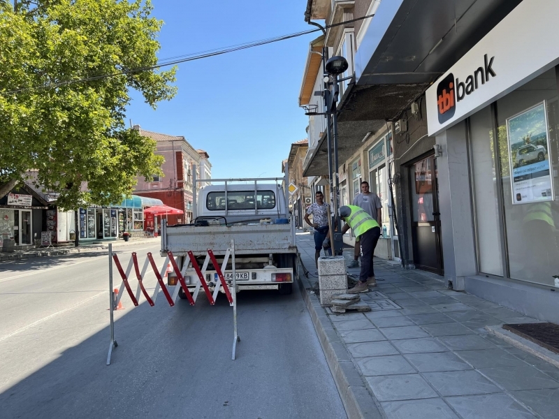 Започна подмяна на тротоарната настилка и на осветителните тела от Читалището до площад "Хан Бъчва" в Свищов 