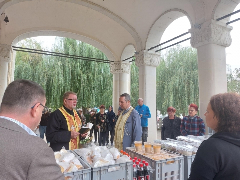 Благотворителен обяд за възрастни и социално слаби хора беше раздаден днес пред храм "Света Троица" в Свищов 