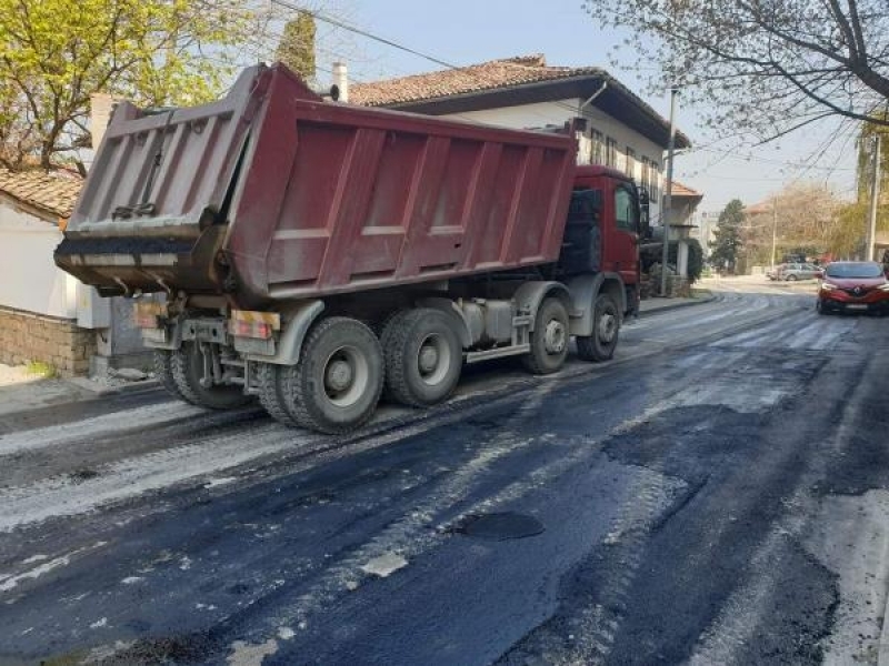 Продължават ремонтните дейности по проект на община Свищов      