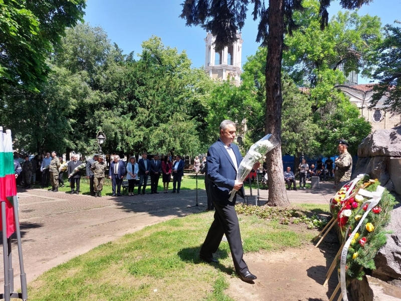 Денят на Ботев бе отбелязан с общоградско поклонение днес в Свищов 