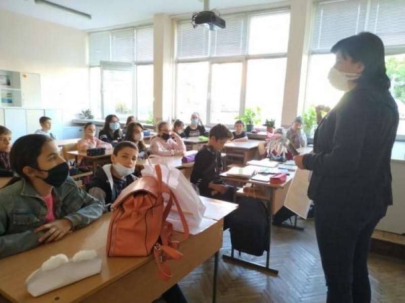 УЧЕНИЦИ ОТ СУ „НИКОЛАЙ КАТРАНОВ“ С ДАРЕНИЕ ЗА ДЦДУ - СВИЩОВ