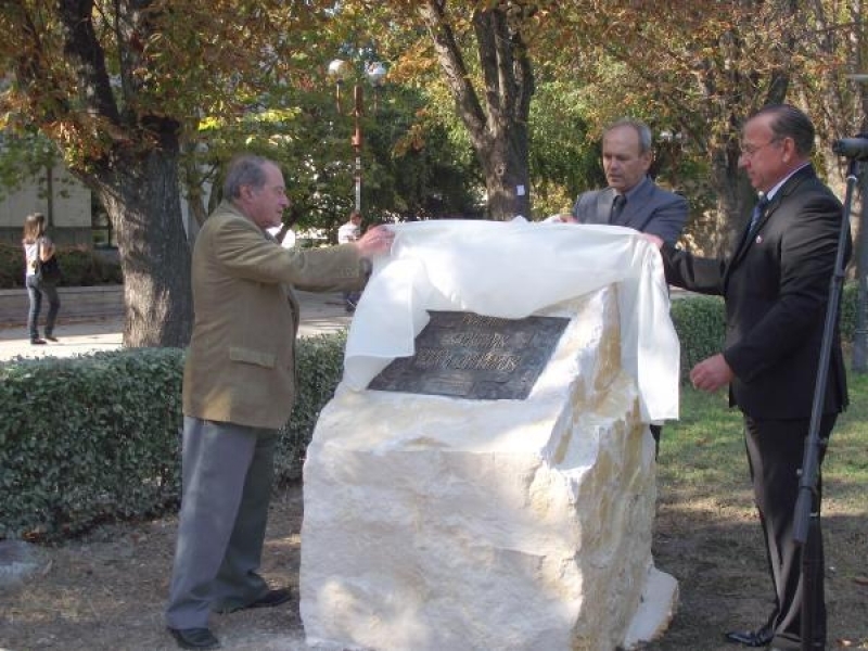 ГРАДИНКАТА ПРЕД АКАДЕМИЯТА НОСИ ИМЕТО НА АКАД. ГЕОРГИ ДАНАИЛОВ