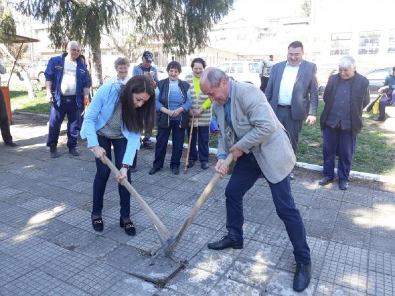 Започна обновяването на площада в свищовското село Българско Сливово