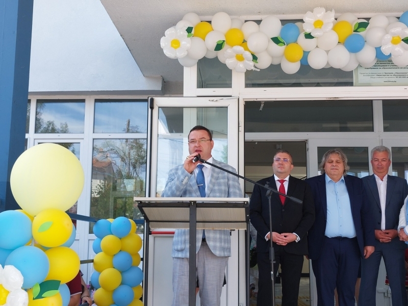 Откриха обновеното Средно училище "Димитър Благоев" в Свищов