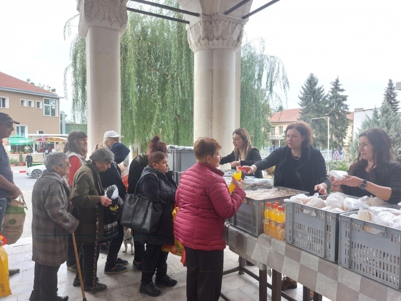 Благотворителен обяд за възрастни и социално слаби хора беше раздаден днес пред храм "Света Троица" в Свищов 