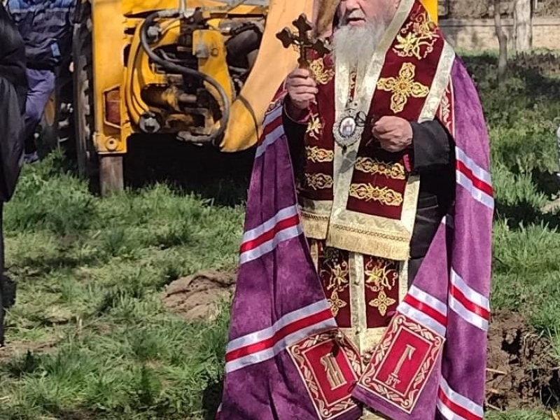 Великотърновският митрополит Григорий благослови първата копка за издигането на нов православен храм в село Хаджидимитрово 