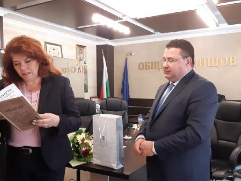 Вицепрезидентът Илияна Йотова посети Свищов по повод 165-годишнината на ПБНЧ „Еленка и Кирил Д. Аврамови – 1856“