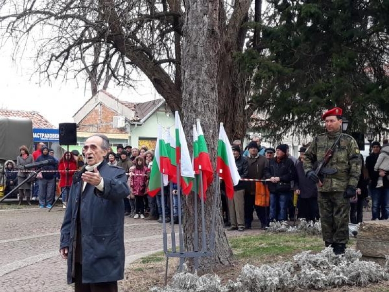 С празнично шествие и военен ритуал по издигане на националното знаме бе отбелязан Трети март в Свищов