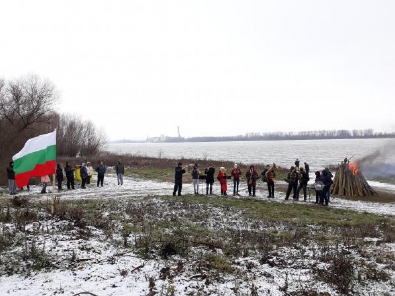 37-годишният Явор Парушев извади богоявленския кръст от ледените води на река Дунав в Свищов