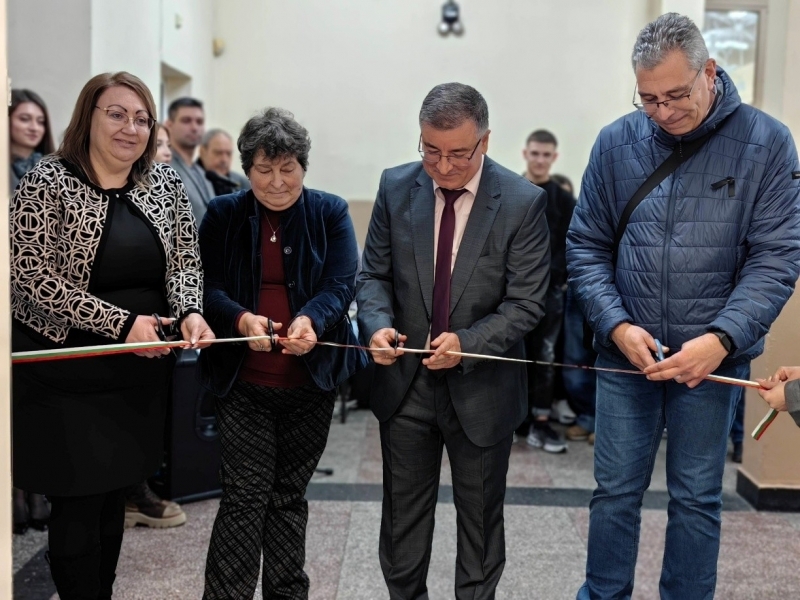 СУ „Николай Катранов“ откри СТЕМ център по природни науки, математика и информатика 