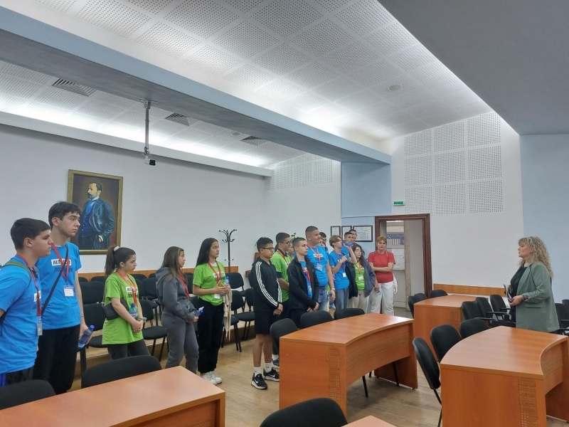 Младши посланици на Европейския парламент посетиха Община Свищов 