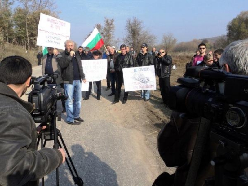 Протест срещу дупките по пътя Стежерово - Божурлука