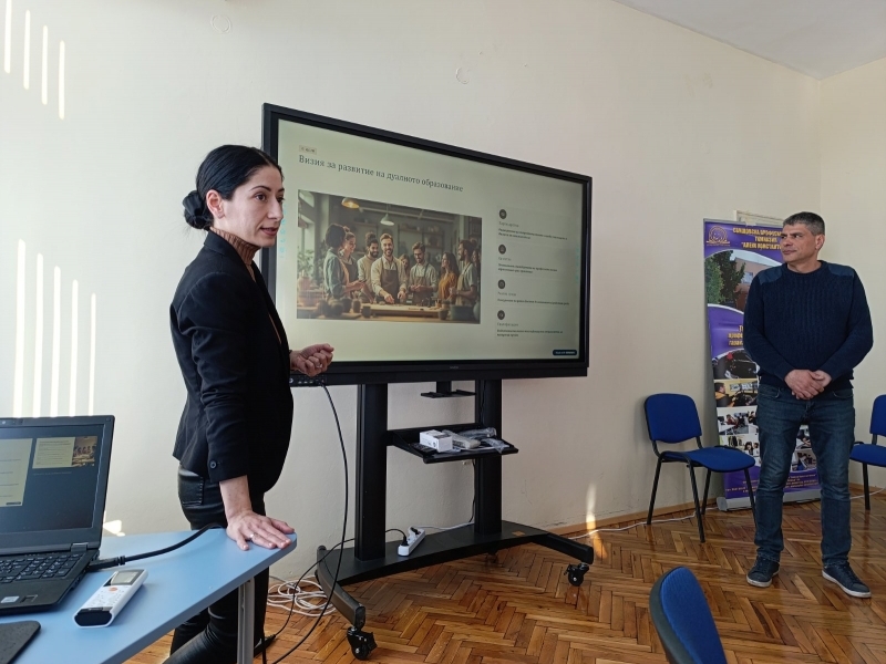 Информационна среща с работодатели по проект „Училище и бизнес в партньорство за дуално образование“ в Свищовска професионална гимназия