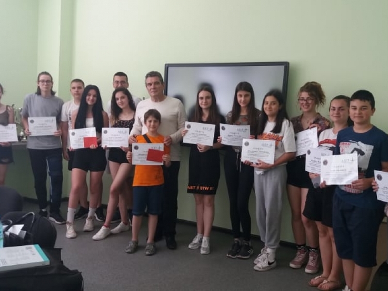 Председателят на професионалните географи в България  гостува в СУ „Николай Катранов“ и награди ученици 