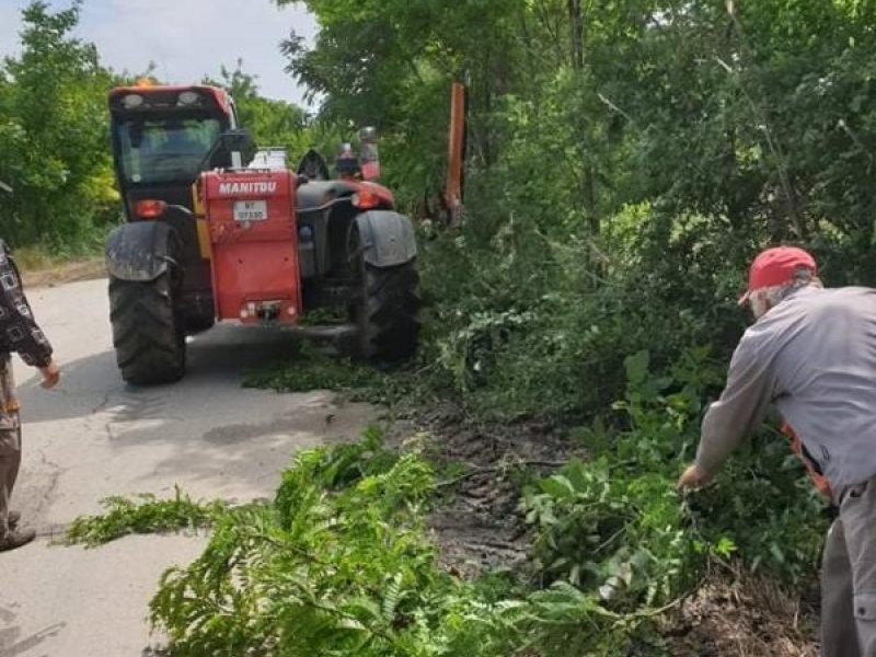 С високотехнологична техника община Свищов продължава почистването на банкетите и премахването на крайпътната растителност на общинската пътна мрежа