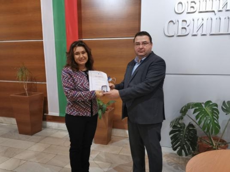 Кметът на Свищов отличи 8 служители от общинска администрация в Деня на българската община