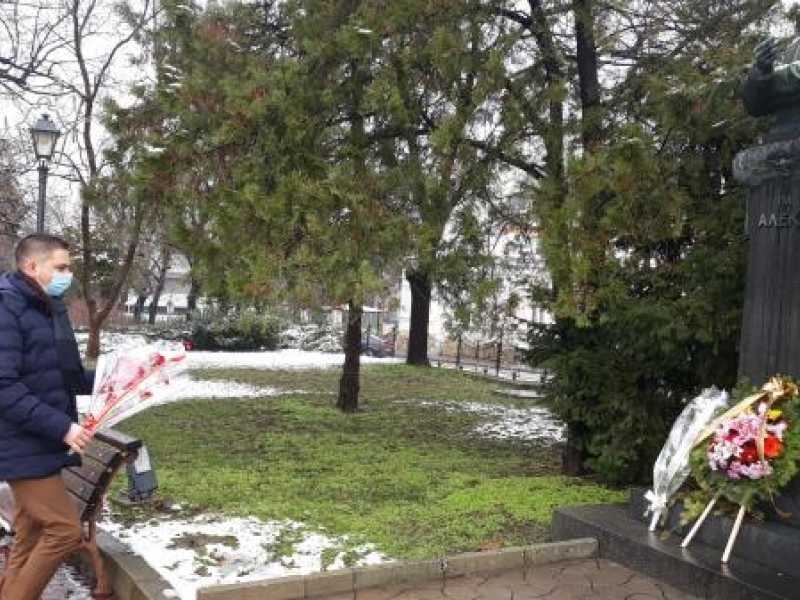 Ръководството на Общината и културните институции в Свищов поднесоха цветя на паметника на Алеко Константинов