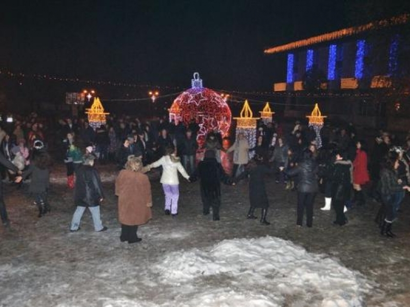 Традицията повелява Новата година да се посрещне с баница с късмети и наздравица 