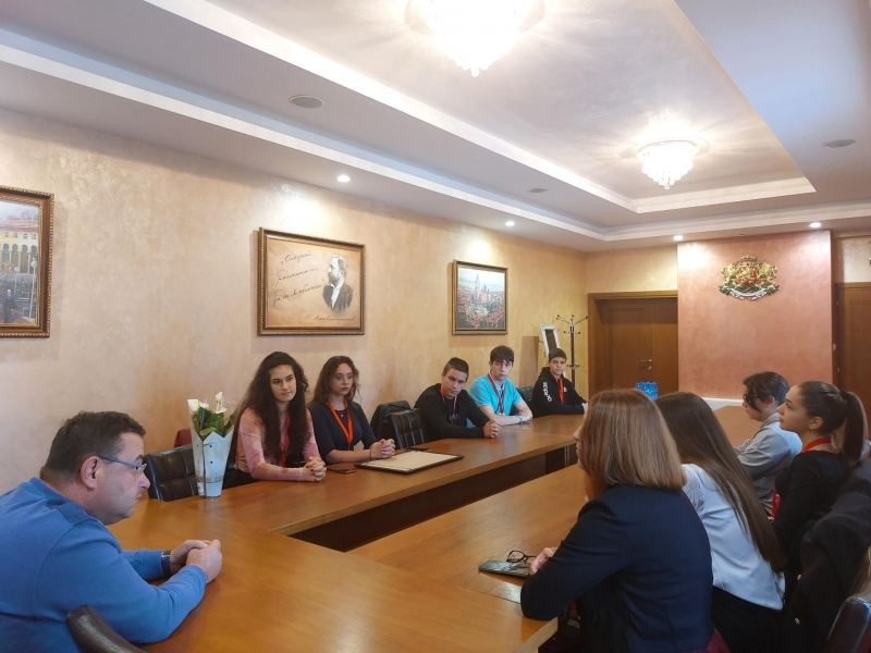 Делегати от училище посланик на Европейския парламент посетиха Община Свищов по повод Деня на българската община 