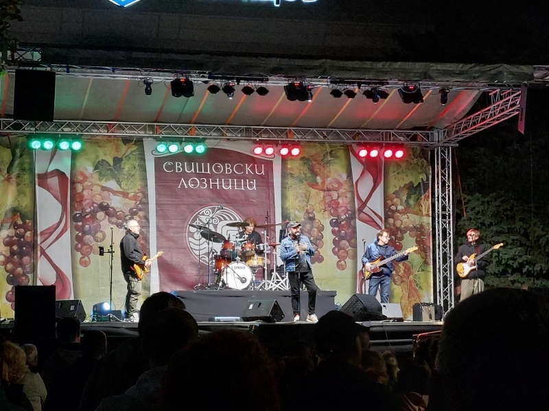 Стефан Вълдобрев и "Обичайните заподозрени" докоснаха публиката в Свищов със своята непринуденост, талант и добро отношение 