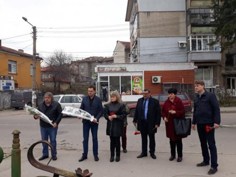 С едноминутно мълчание и поднасяне на цветя бе почетена паметта на жертвите от най-голямото земетресение в България