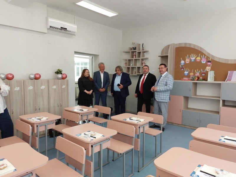 Откриха обновеното Средно училище "Димитър Благоев" в Свищов