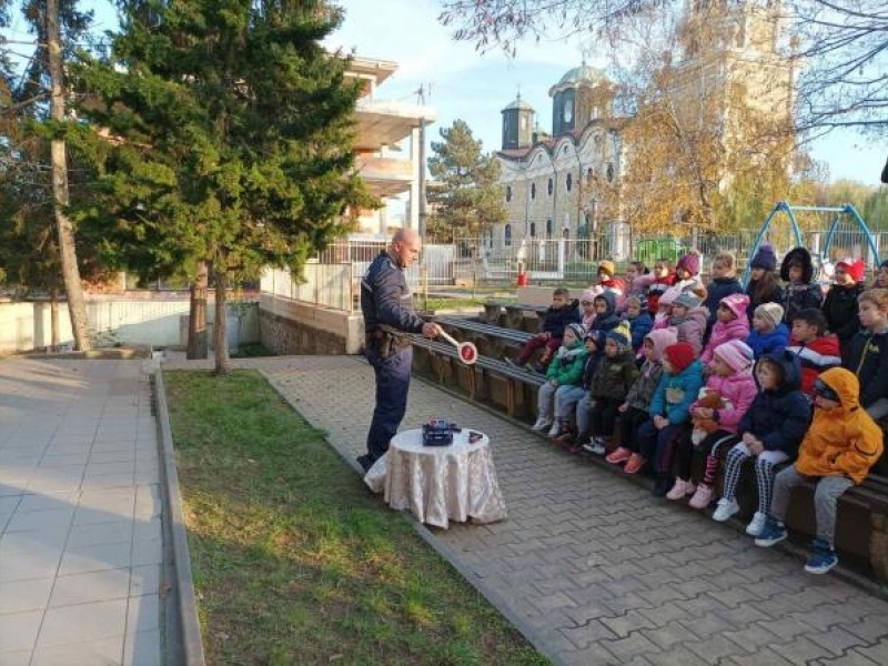 В ДГ „КАЛИНА МАЛИНА“ В СВИЩОВ ОТБЕЛЯЗАХА СЕДМИЦАТА НА БАЩАТА