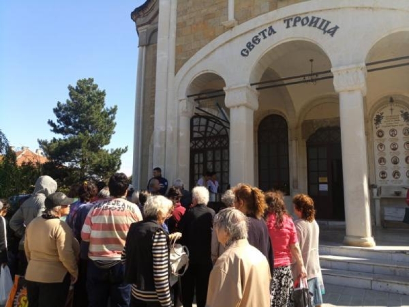 Общината раздаде топъл обяд за десетки жители в неравностойно положение 