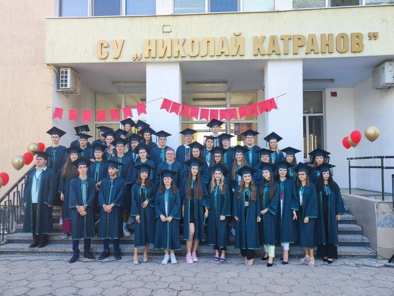 СУ „Николай Катранов“ дипломира випуск отличници 