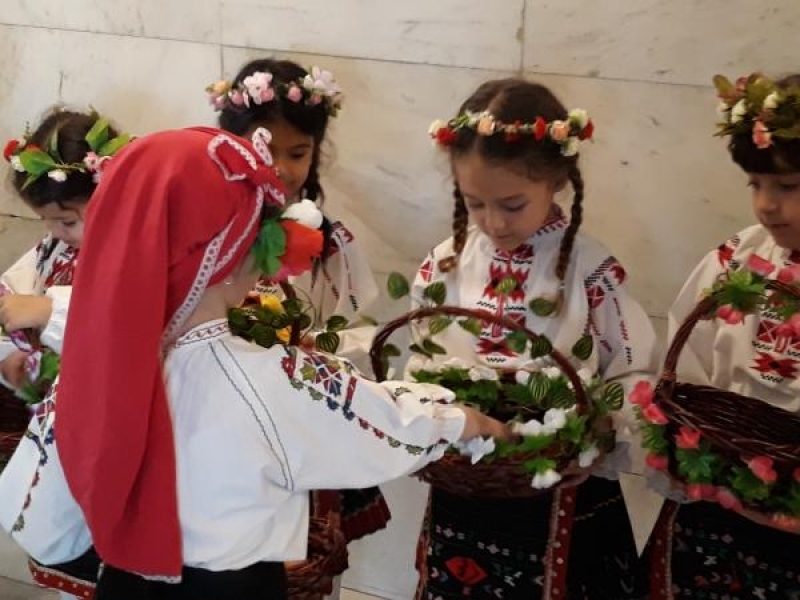 Лазарки бяха гости на кмета Генчев и общинска администрация Свищов