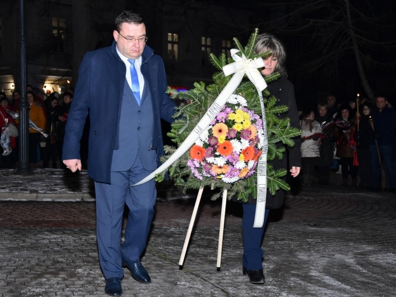 С факелно шествие и общоградско поклонение на 12 януари в Свищов бяха чествани 161 години от рождението на Алеко Константинов