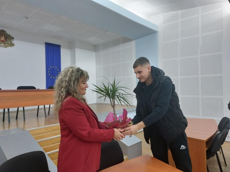 Ученици от ПДГТ "Димитър Хадживасилев" посетиха Община Свищов по повод Деня на българската община 