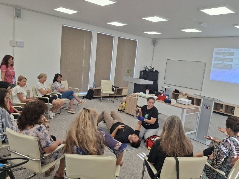 Медицинските специалисти в детските градини и училищата в община Свищов преминаха обучение по първа помощ
