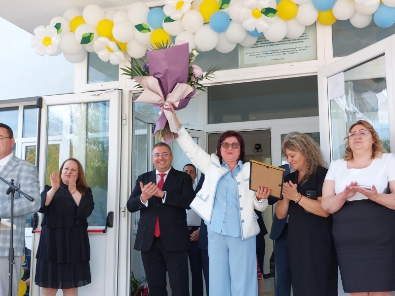 Дългогодишният директор на СУ "Димитър Благоев" Цветанка Кирова бе удостоена с Почетна награда на Община Свищов 