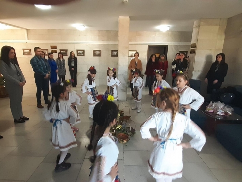 Лазарки от ДГ "Калина Малина" зарадваха служителите на Община Свищов 