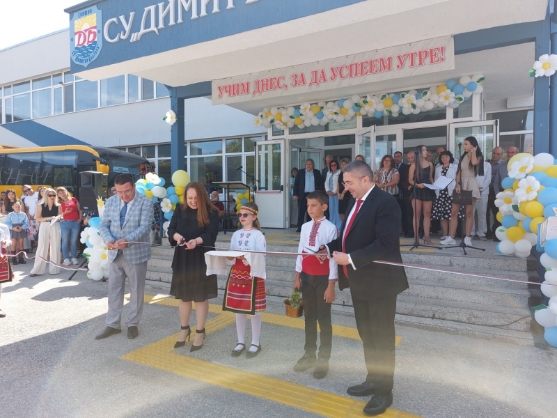 Откриха обновеното Средно училище "Димитър Благоев" в Свищов