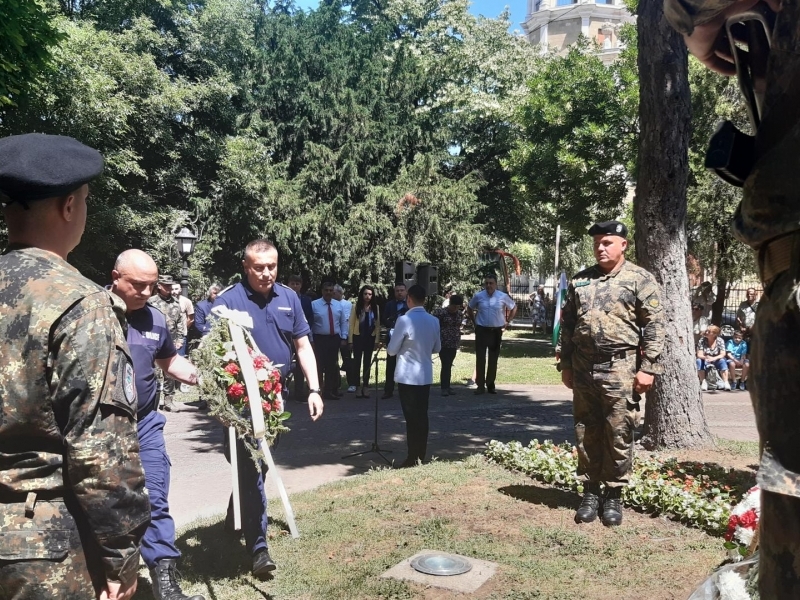С общоградско поклонение и ритуал по полагане на венци и цветя бе отбелязан днес Денят на Ботев в Свищов 