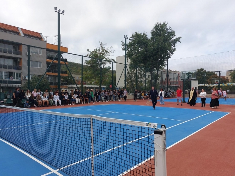 В СУ "Димитър Благоев" официално бяха открити нова спортна площадка и STEM център 