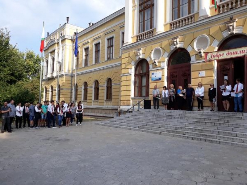 С много настроение и специални гости стартира новата учебна година в община Свищов  