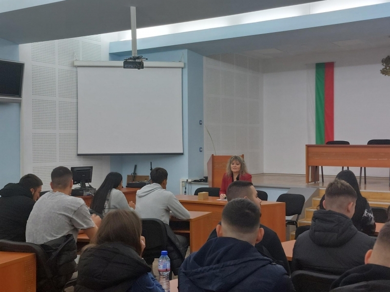 Ученици от ПДГТ "Димитър Хадживасилев" посетиха Община Свищов по повод Деня на българската община 