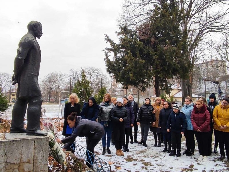 Служители от социалните услуги в  Свищов се включиха в честванията по повод 161-годишнината от рождението на Алеко Константинов