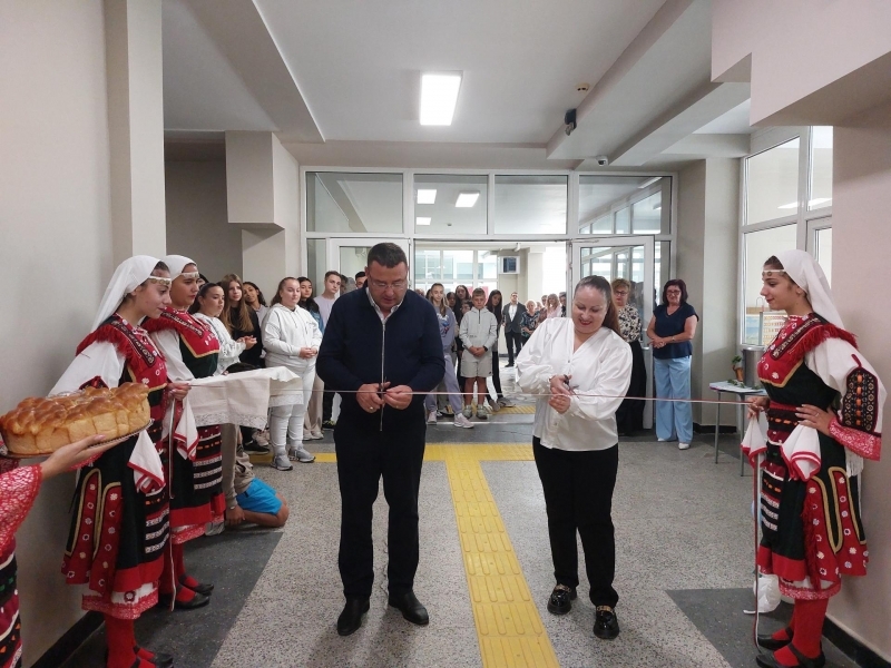 В СУ "Димитър Благоев" официално бяха открити нова спортна площадка и STEM център 