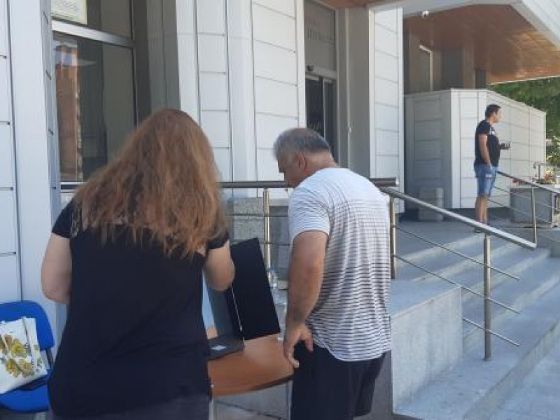 Жителите на Свищов се запознаха на практика с технологията на машинно гласуване 