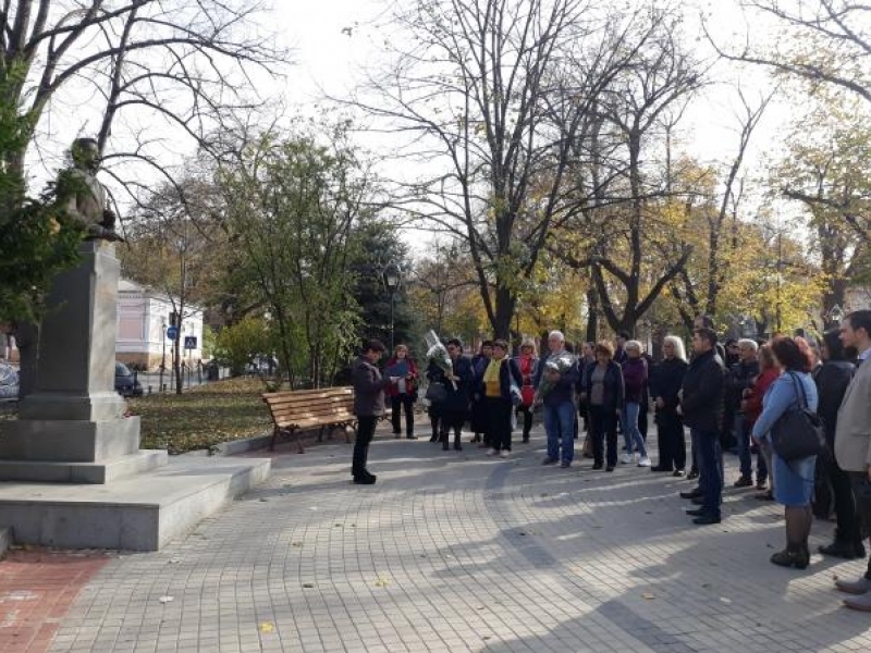 Културните институции в Свищов поднесоха цветя на паметниците на свищовските будители 