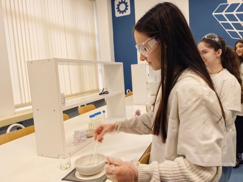 СУ „Николай Катранов“ откри СТЕМ център по природни науки, математика и информатика 