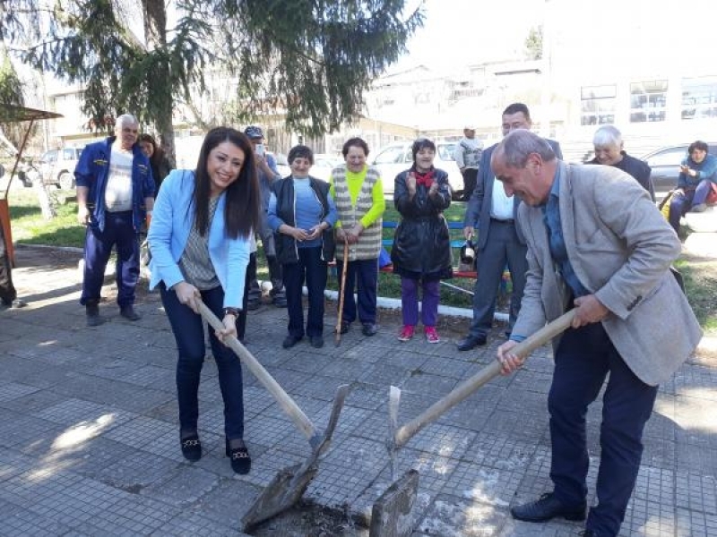 Започна обновяването на площада в свищовското село Българско Сливово