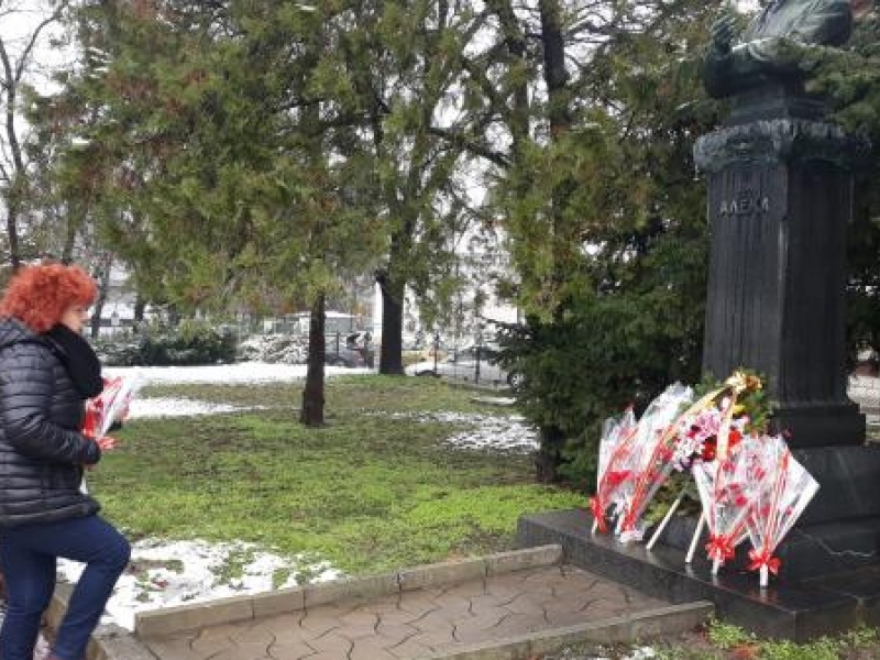 Ръководството на Общината и културните институции в Свищов поднесоха цветя на паметника на Алеко Константинов