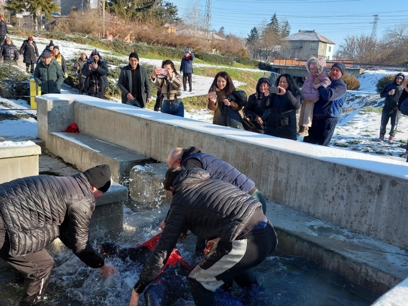 На обичая „Къпанки“ младоженецът Тома Савов бе окъпан за здраве в ледените води на чешмата в с. Царевец