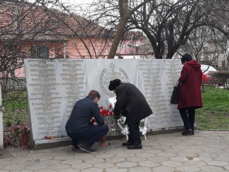 С едноминутно мълчание и поднасяне на цветя бе почетена паметта на жертвите от най-голямото земетресение в България