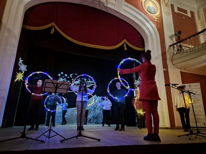 Коледният благотворителен спектакъл „Заедно на сцената“ събра 1420 лева в подкрепа на ЦСРИ – Свищов 